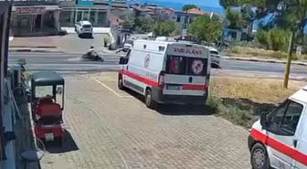İzmir'de otomobil ile çarpışan motosikletin sürücüsü öldü; kaza kamerada