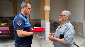 Karabük'te evine Türk bayrağı asılmasını isteyen yaşlı adamın talebi yerine getirildi