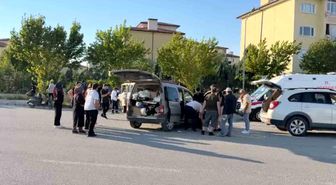 Kavşakta kamyonet ile hafif ticari araç çarpıştı: 1'i ağır 3 yaralı