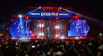 Kıraç, 'Türkiye Kültür Yolu Festivali' kapsamında Van'da konser verdi
