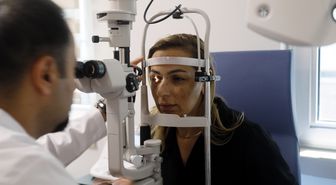 Zabıta memurunun göz sağlığına kavuşması: 10 saniyelik lazer tedavisiyle kornea naklinden kurtuldu