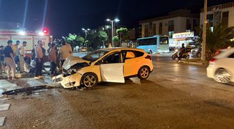 Manisa'da 2 otomobil çarpıştı: 4 yaralı