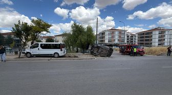 Minibüs ile otomobil çarpıştı; 8 yaralı