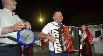Rumeli kültürünü yaşatmak için akordeonunu elinden bırakmıyor
