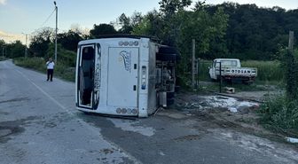 Sakarya'da tırla çarpışan servis midibüsünün devrilmesi sonucu 13 kişi yaralandı