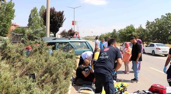 Sürücü, kazada yaralanan eşine sarılarak başında bekledi