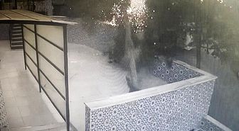 Tekirdağ'da tırın çarptığı elektrik direği cami avlusuna devrildi: O anlar kameraya yansıdı