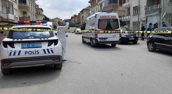 Üvey annesi ile kız kardeşinin boğazını keserek öldürdü