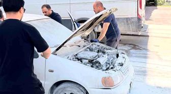 Van'da seyir halindeki otomobilin motoru yandı