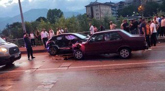 Yağışlı yolda iki otomobil çarpıştı: 4 yaralı