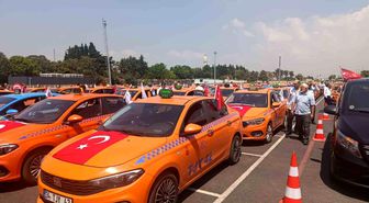 Taksicilerden 15 Temmuz korteji
