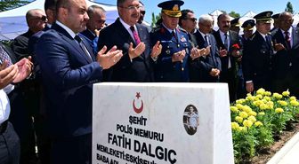 Eskişehir Valisi, 15 Temmuz şehidi Fatih Dalgıç'ı kabri başında andı