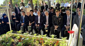 FETÖ'nün 15 Temmuz darbe girişiminde şehit polis Serdar Gökbayrak mezarı başında anıldı