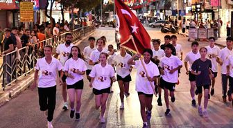 Ay yıldızlı sancak Manisa sokaklarında elden ele taşındı