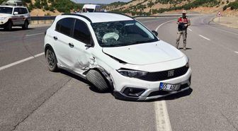 Bingöl'de otomobil bariyerlere çarptı: 4 yaralı