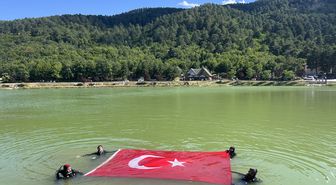 Çorum'da 15 Temmuz anısına Yeşil Göl'de bayraklı dalış