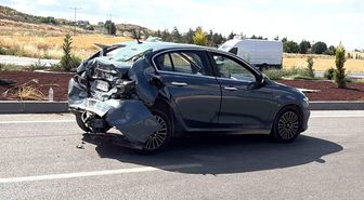 Çorum'da tır ile çarpışan otomobil kullanılmaz hale geldi