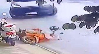Dönüş yapan minibüs motosiklete böyle çarptı
