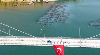 Ağın'da şehit köprüsüne 15 Temmuz için dev Türk bayrağı
