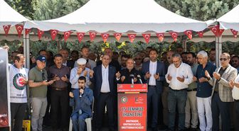 HAK-İŞ Başkanı Arslan, 15 Temmuz Şehitlerini Kabirleri Başında Andı
