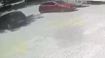 Kaldırımda yürürken taksinin çarptığı anne ile kızı öldü
