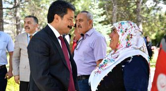 Kırşehir Valisi Demiryürek, 15 Temmuz Şehitlerini Ahmet Tozluklu Şehitliği'nde Andı