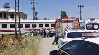 Muş'ta yolcu treninin çarptığı otomobildeki 3 kişi yaralandı