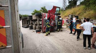 Niksar'da kamyonet devrildi: 3 yaralı