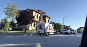 Eskişehir'de Parkta Bıçaklı Kavga: 1 Yaralı, Polis Memuru Müdahale Etti