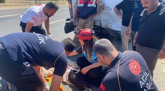 Otomobil yolcu minibüsüne arkadan çarptı: 12 yaralı