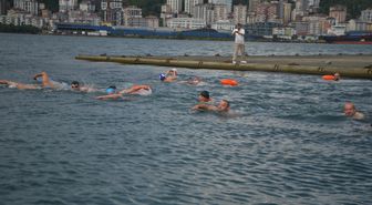 15 Temmuz Anısına Rize’de 17 Kişi Dalgalı Denizde 4 Kilometre Yüzdü