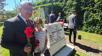 Şehit Babasına Karnesini Mezarında Sundu