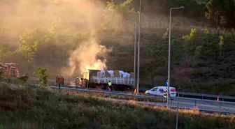 Sultangazi'de malzeme yüklü kamyon alev alev yandı