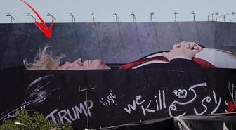 Ülkenin en ünlü meydanında 'tabutta yatan Trump' afişi! Üzerinde sloganlar yer aldı