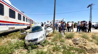 Tren, hemzemin geçitte otomobile çarptı: 3 yaralı