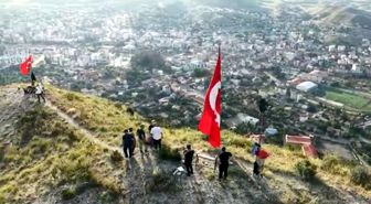 Oltu'da Gönüllüler Stare Dağı'nın Zirvesindeki Bayrağı Yeniledi