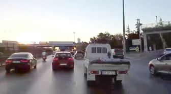 Avcılar D-100'de iki kamyonet makas atarak yarıştı; 277 bin 662 lira para cezası