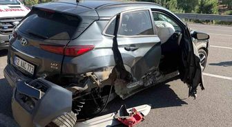Bingöl'de otomobil bariyerlere çarptı: 2 yaralı