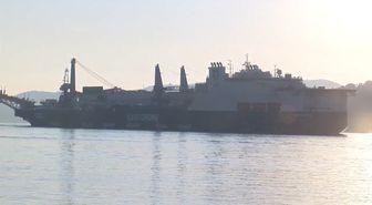 Boru döşeme gemisi 'Castorone' İstanbul Boğazı'ndan geçiyor