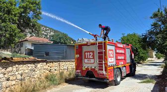 Burdur'da ev bahçesinde çıkan yangın çevreye sıçramadan söndürüldü