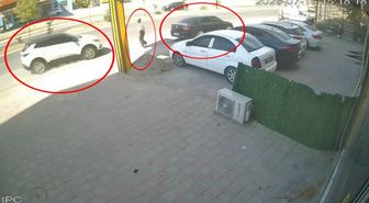Cip, park halindeki otomobile çarptı, yaya son anda kurtuldu; kaza anı kamerada