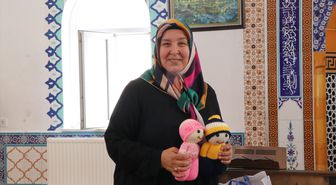Çocukların yüzünü güldürmek için ördüğü bebekleri Kur'an kursu öğrencilerine hediye etti