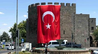 Diyarbakır surlarına dev Türk bayrağı asıldı