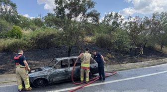 Edirne'de otomobilde çıkan yangın yol kenarındaki ağaçlara sıçradı