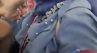 Eminönü'nde tramvayda 'Çocuklar kalksın' kavgası; bağırıp sırt çantası fırlattı