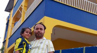 Fanatik Fenerbahçeli aile, yaşadıkları apartmanı sarı-laciverte boyadı