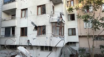 Küçükçekmece'de yıkımı süren bina bitişikteki apartmana yaslandı