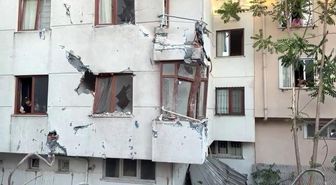 Bakırköy'de yıkımı yapılan binanın duvarı yan apartmanın üzerine devrildi