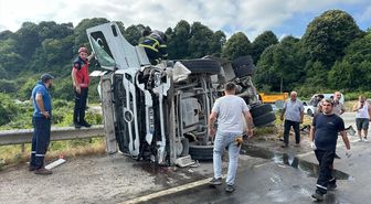 Sakarya'da otomobille çarpışan tır devrildi