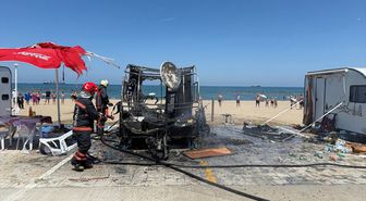 Sakarya'da sahilde çıkan yangında karavan ve motosiklet kullanılamaz hale geldi